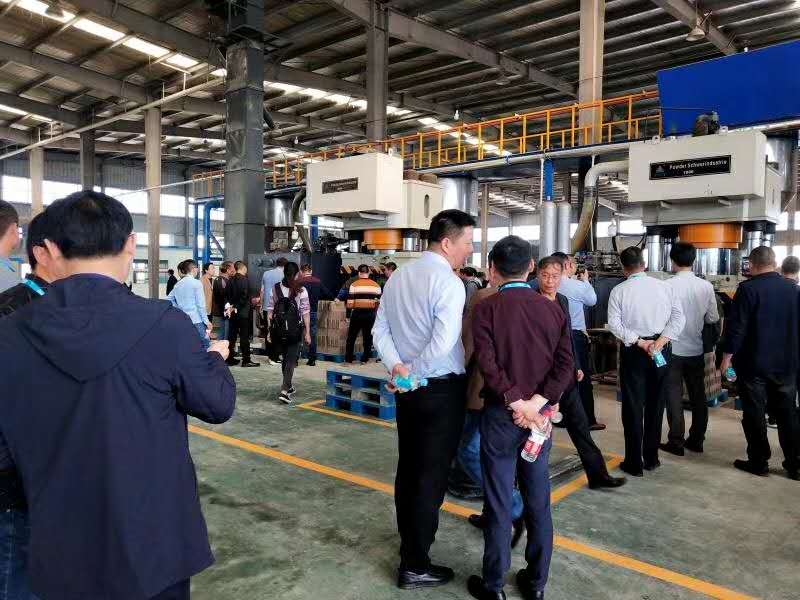 1000噸粉末成型液壓機客戶現(xiàn)場