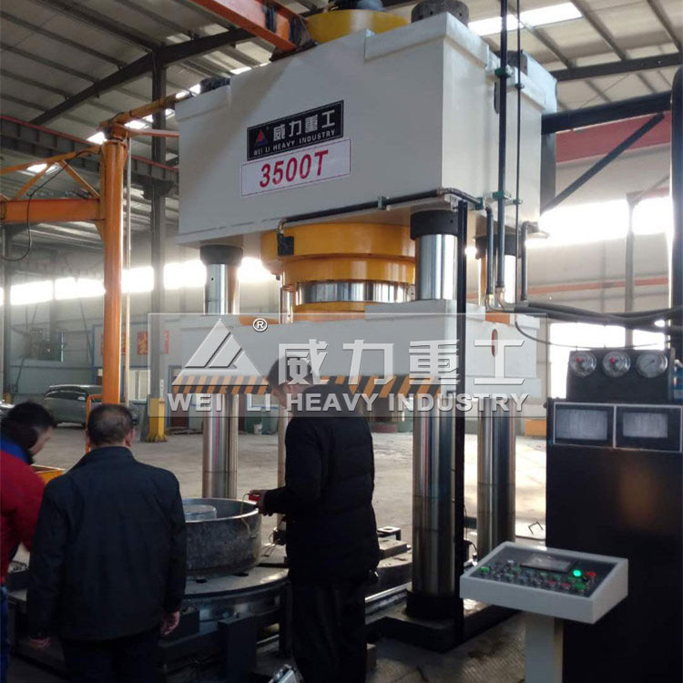 2000噸砂輪成型液壓機生產(chǎn)現(xiàn)場