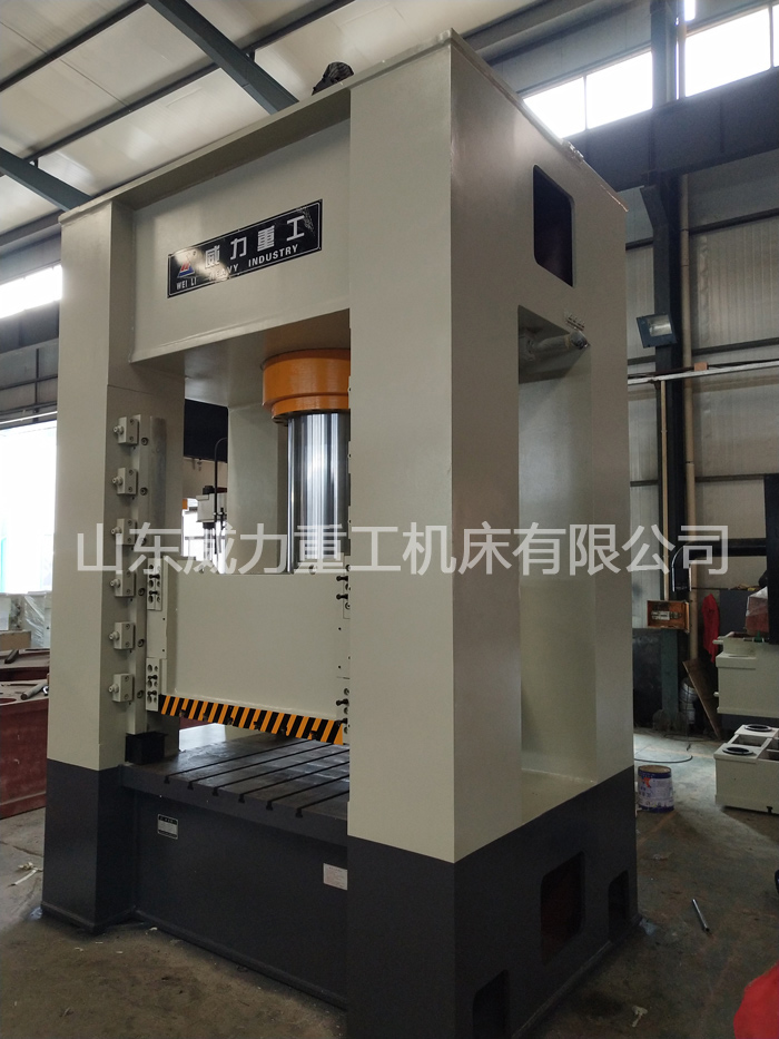 山東威力重工專業(yè)加工汽車覆蓋件液壓機