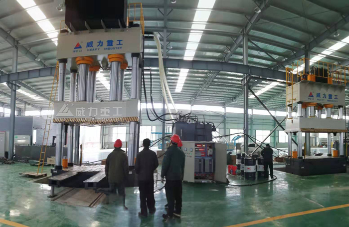 玻璃鋼化糞池四柱液壓機(jī)加工現(xiàn)場(chǎng)