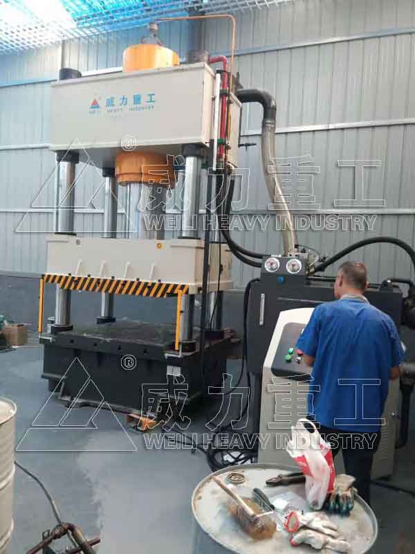 500噸伺服四柱液壓機(jī)調(diào)試現(xiàn)場