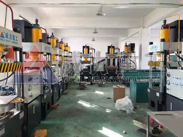 100噸三梁四柱液壓機(jī)客戶加工現(xiàn)場(chǎng)