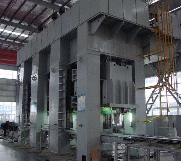 框架式汽車(chē)縱梁成型液壓機(jī)使用現(xiàn)場(chǎng)